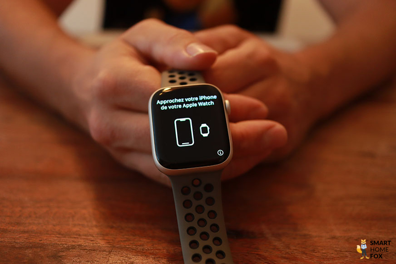 Man sieht den Einrichtungsvorgang der Apple Watch 8.